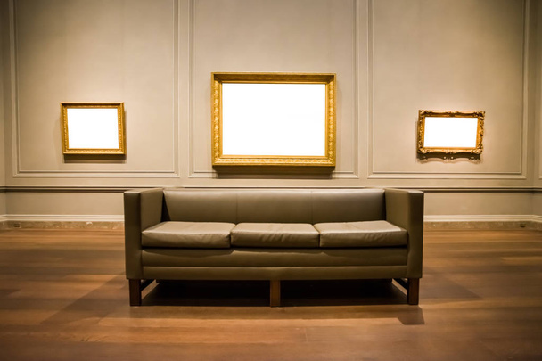 Üç süslü resim çerçeveleri Sanat Galerisi Müzesi sergi boş WHI - Fotoğraf, Görsel