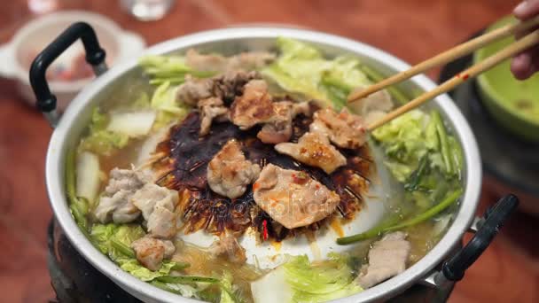 Тайська свинина барбекю гриль на сковорідці пан - Кадри, відео