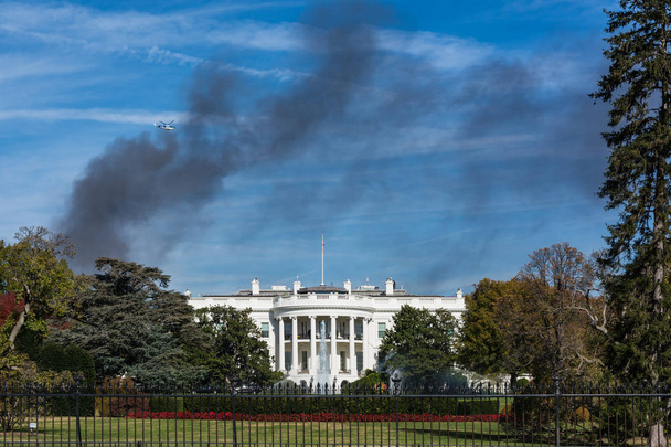Washington Dc beyaz ev anıt siyah duman House yangın mavi S - Fotoğraf, Görsel