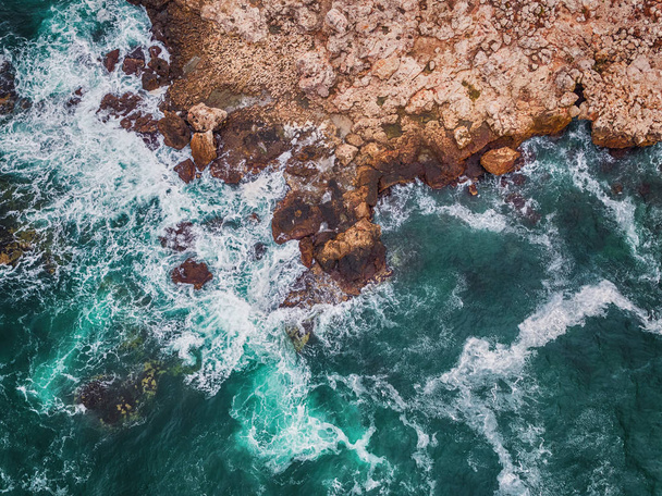 Вид с воздуха на скалистое побережье и разбивающиеся волны
 - Фото, изображение