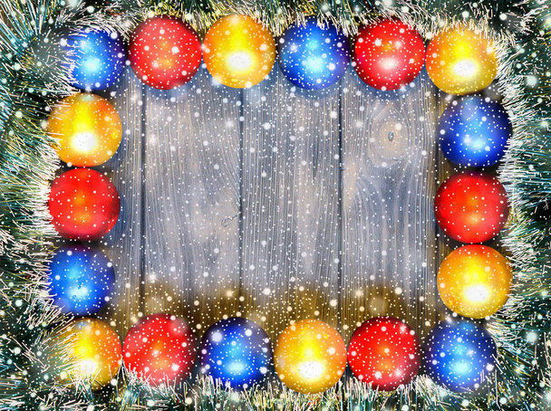 Новорічна тема: різдвяні прикраси та кульки на сірому ретро стилізованому дерев'яному фоні з блискучим снігопадами
 - Фото, зображення