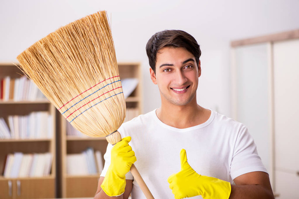 Férfi férj takarítás otthon családi koncepció - Fotó, kép