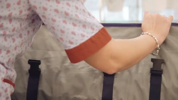 Pressure therapy of legs in cosmetic salon - Filmati, video