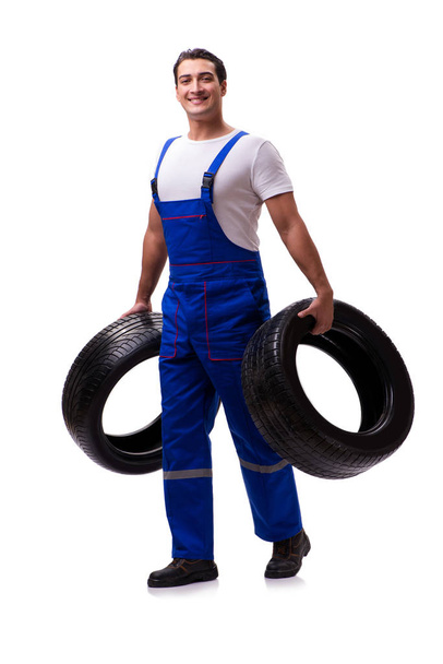 Reparador de neumáticos guapo aislado en blanco - Foto, imagen