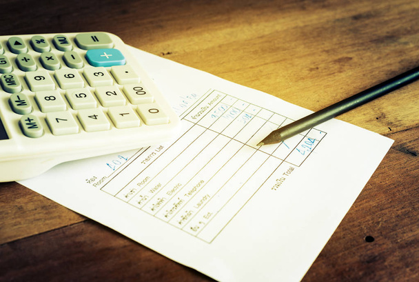 Счет за коммунальные услуги с калькулятором и карандашом, экономия денег
 - Фото, изображение