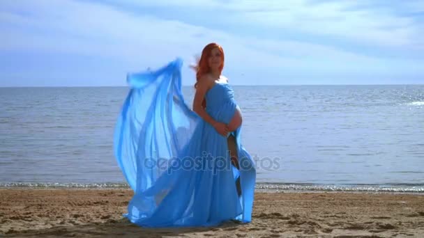 Rüzgarda uçan mavi elbiseli hamile modeli. Romantik fotoğraf oturumu - Video, Çekim