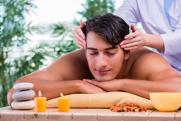 Mężczyzna podczas masażu w spa salon - Zdjęcie, obraz