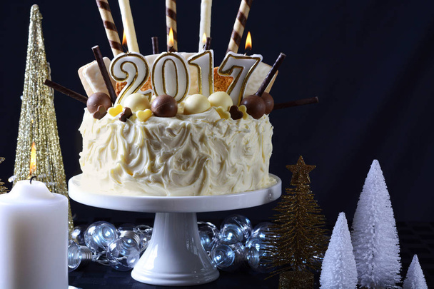 Feliz Año Nuevo pastel de chocolate blanco
 - Foto, imagen