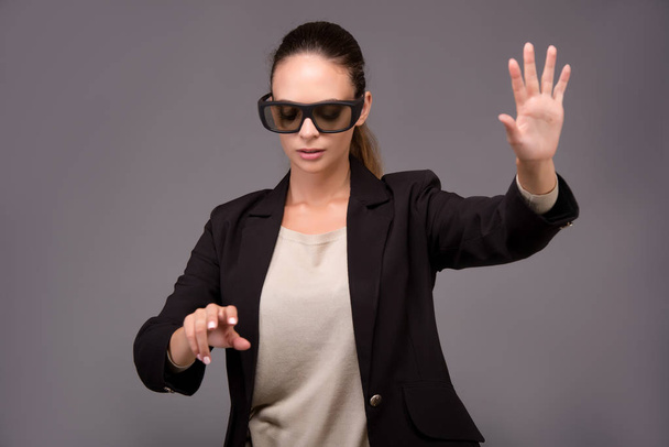 Молода жінка бізнес-леді натискає віртуальні кнопки
 - Фото, зображення