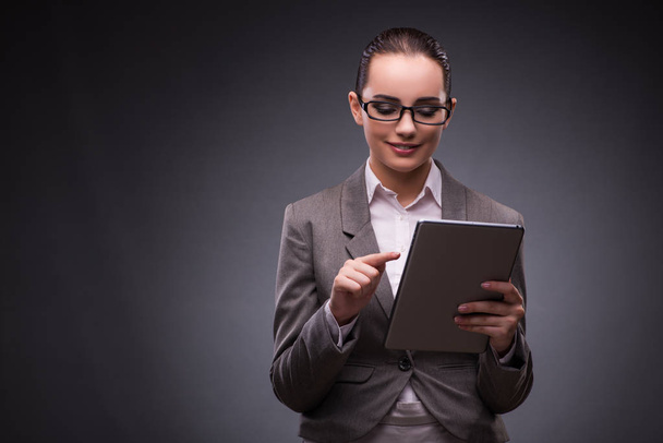 Frau mit Tablet-Computer im Geschäftskonzept - Foto, Bild