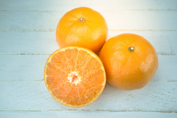 全体にオレンジ色の果実と木材をスライスしたオレンジをオレンジ、閉じる  - 写真・画像