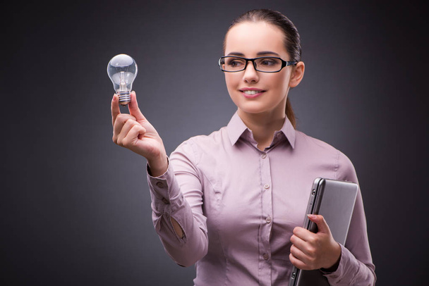 Бізнес-леді тримає лампочку в концепції творчості
 - Фото, зображення