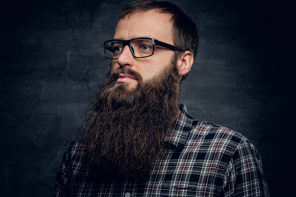 Hombre barbudo serio en gafas de sol
 - Foto, imagen