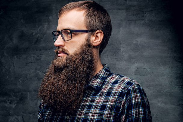 Серьезный бородатый мужчина в солнечных очках
 - Фото, изображение