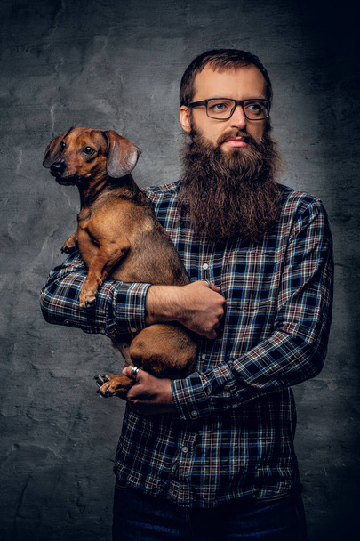 Bebaarde hipster man met hond - Foto, afbeelding