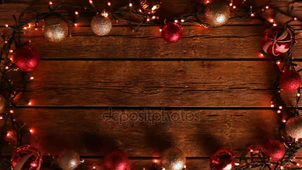 Χριστούγεννα διακόσμηση πλαίσιο με μπάλες και τα φώτα στο ξύλινο τραπέζι. - Πλάνα, βίντεο