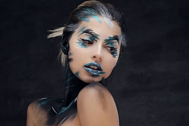 Mladá žena s barevné make-upu - Fotografie, Obrázek