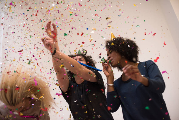 confetti party zadowoleni młodzi ludzie - Zdjęcie, obraz