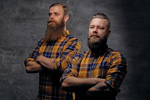 Dois homens barbudos com braços cruzados
  - Foto, Imagem