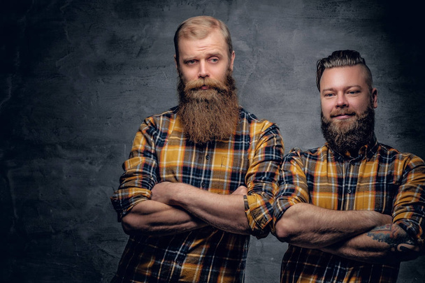 Dos hombres barbudos positivos
 - Foto, imagen