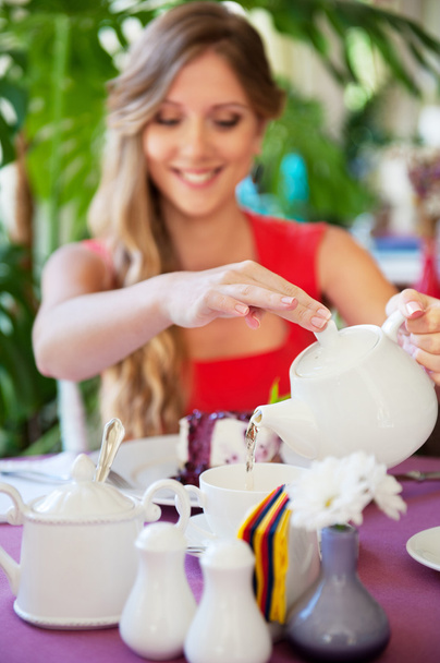 femme verser le thé dans la tasse
 - Photo, image
