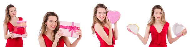 Hübsches Mädchen hält Geschenkbox isoliert auf weiß - Foto, Bild