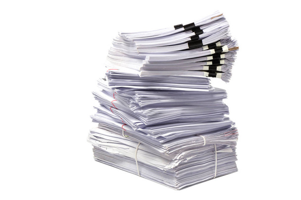 Empilement de papiers d'affaires isolés sur fond blanc
 - Photo, image
