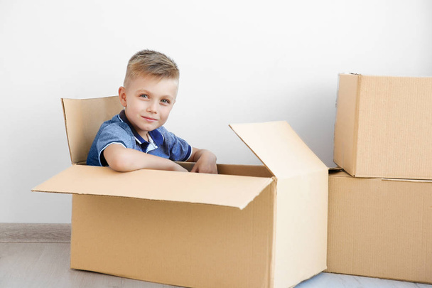 boy playing with cardboard boxes - 写真・画像