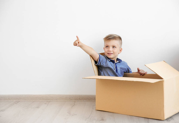boy playing with cardboard boxes - Фото, изображение