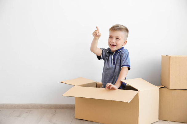 boy playing with cardboard boxes - Fotoğraf, Görsel