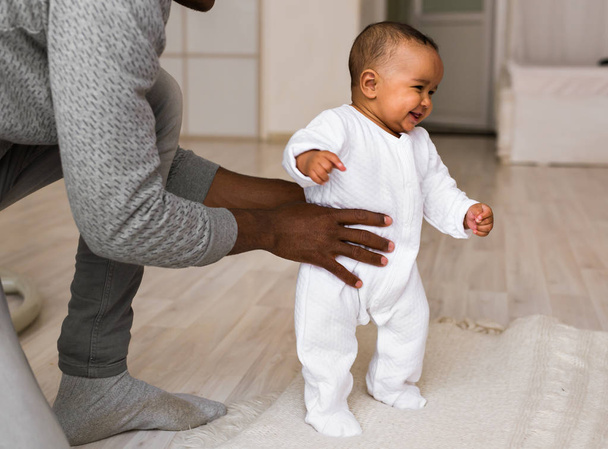 Афро-американських батько грав з змішаної раси дитину сина - Фото, зображення