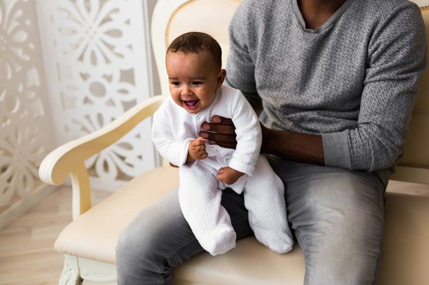afro-américain père jouer avec mixte race bébé fils
 - Photo, image