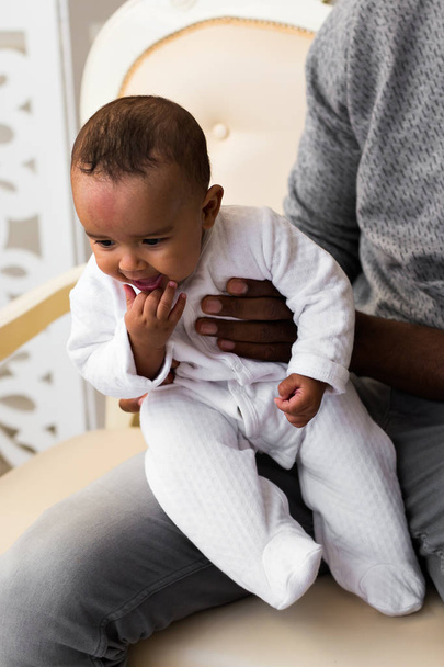 africano americano padre jugando con mestizo raza bebé hijo
 - Foto, Imagen