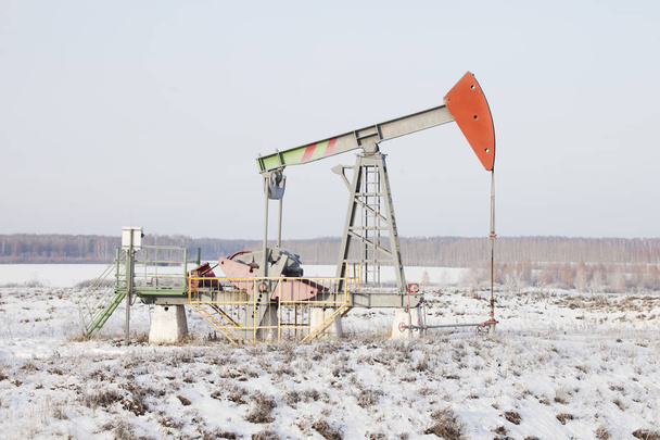 Πύργων γεώτρησης πετρελαίου (αντλία jack). Μπασκορτοστάν, Ρωσία. Χειμώνας - Φωτογραφία, εικόνα