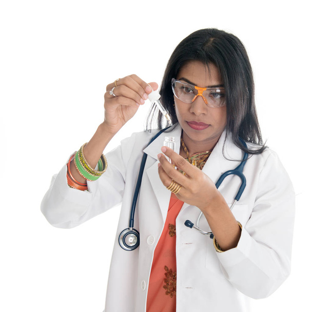 Female doctor doing medical test at lab - Foto, imagen