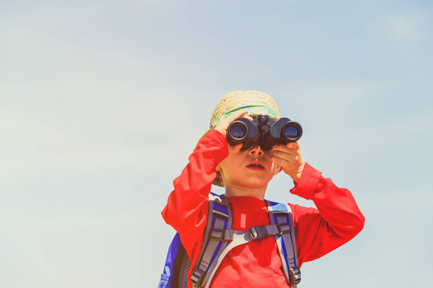 ταξίδια - μικρό αγόρι που αναζητούν μέσα από κιάλια του ουρανού - Φωτογραφία, εικόνα