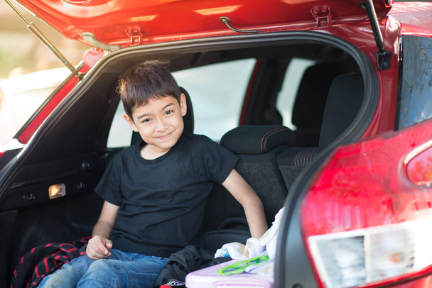 küçük çocuk arabada oturan  - Fotoğraf, Görsel