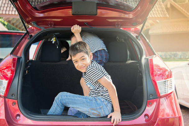 Маленький хлопчик сидить у машині
  - Фото, зображення