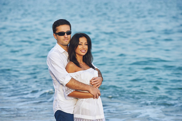 Krásný romantický pár na břehu moře - Fotografie, Obrázek