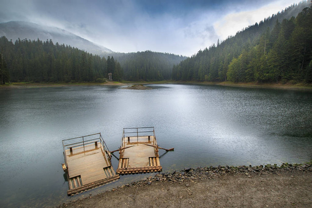 Yağmurlu göl manzara - Fotoğraf, Görsel