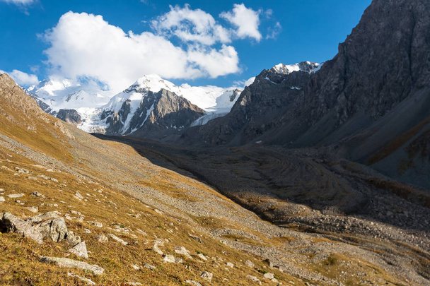 Переглянути на гірські вершини, Тянь-Шань, Киргизстан.  - Фото, зображення