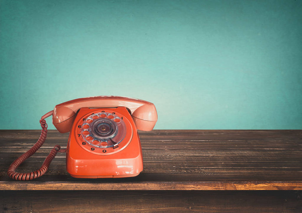 Старый ретро красный телефон
  - Фото, изображение