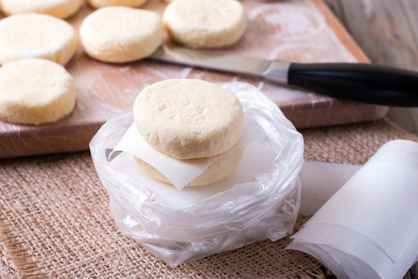syrniki não cozido (panquecas de queijo Cottage) em sacos
 - Foto, Imagem