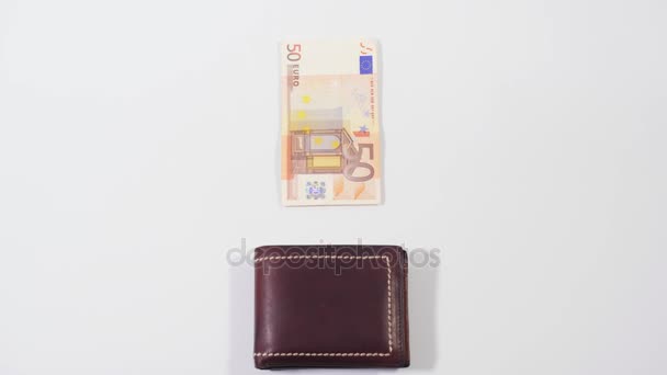 Eurobankbiljetten kruipen in de portemonnee. Stop motion - Video