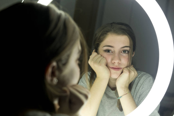 Portrét dospívající při pohledu do zrcadla - Fotografie, Obrázek