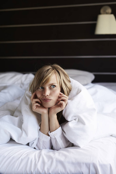 Beautiful woman in bed - Fotografie, Obrázek