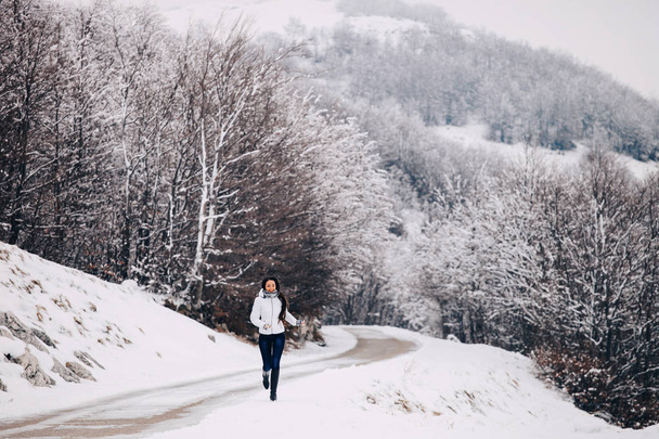 mulher sexy andar na floresta nevada
 - Foto, Imagem