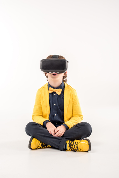 Criança em fone de ouvido de realidade virtual
  - Foto, Imagem
