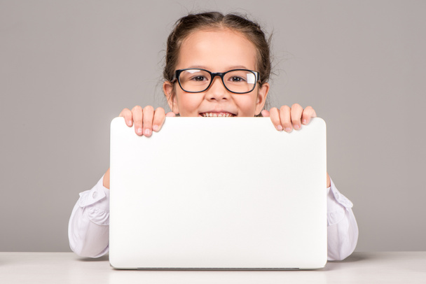 Écolière tenant ordinateur portable
 - Photo, image