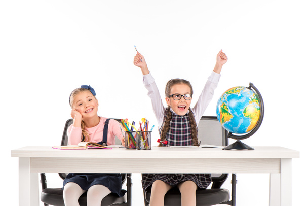 glückliche Schulmädchen sitzen mit Globus  - Foto, Bild